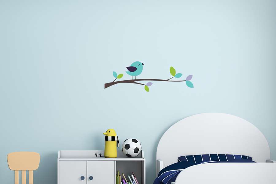 Αυτοκόλλητο τοίχου από βινύλιο που απεικονίζει ένα πουλάκι με μπλε και πράσινα χρώματα πάνω σε ένα καφέ κλαδί με πράσινα και μωβ φύλλα. Είναι ανθεκτικό και κολλάει και ξεκολλάει εύκολα.Μπορείτε να μας ζητήσετε να εκτυπωθεί σε ότι διάσταση θέλετε. 