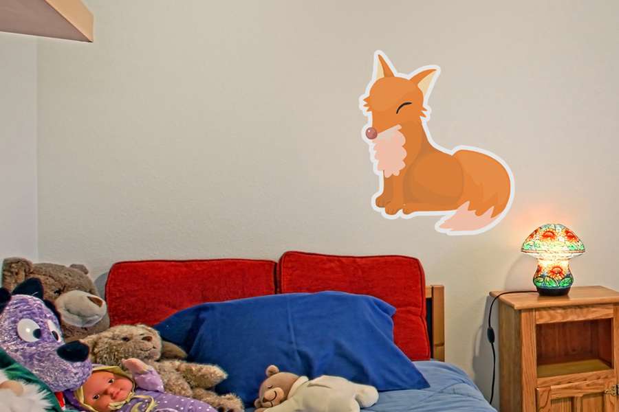 Αυτοκόλλητο τοίχου από βινύλιο που απεικονίζει μια αλεπού σε λευκό περίγραμμα. Είναι ανθεκτικό και κολλάει και ξεκολλάει εύκολα.Μπορείτε να μας ζητήσετε να εκτυπωθεί σε ότι διάσταση θέλετε.