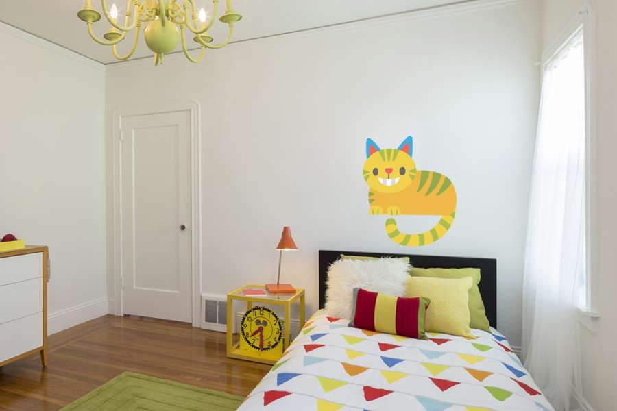 Αυτοκόλλητο τοίχου από βινύλιο που απεικονίζει μια γάτα. Είναι ανθεκτικό και κολλάει και ξεκολλάει εύκολα.Μπορείτε να μας ζητήσετε να εκτυπωθεί σε ότι διάσταση θέλετε. 