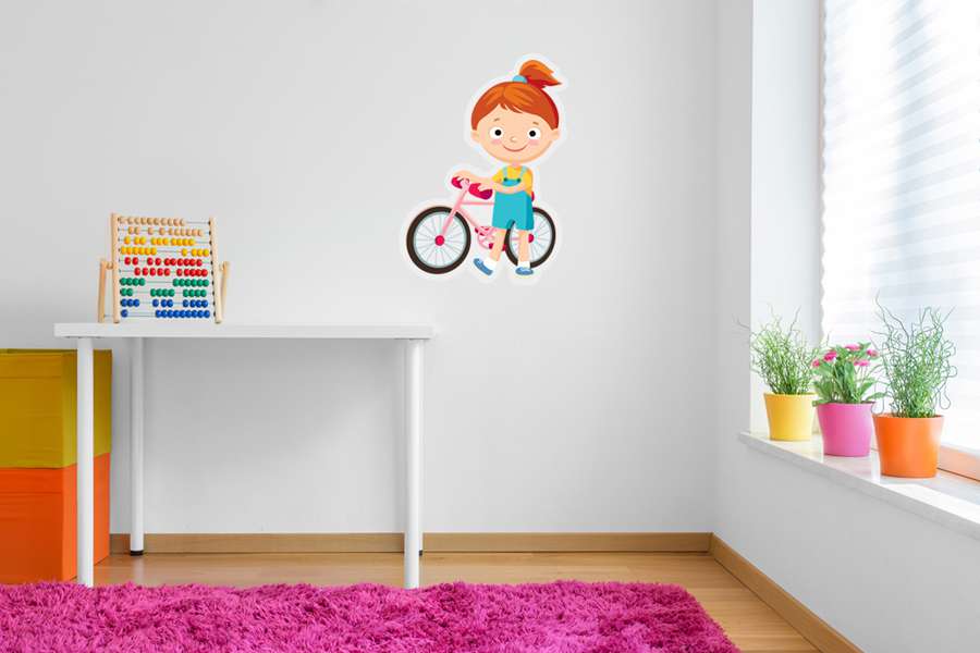 Αυτοκόλλητο τοίχου από βινύλιο που απεικονίζει ένα κοριτσάκι μαζί με ένα ποδήλατο, σε λευκό περίγραμμα. Είναι ανθεκτικό και κολλάει και ξεκολλάει εύκολα.Μπορείτε να μας ζητήσετε να εκτυπωθεί σε ότι διάσταση θέλετε.