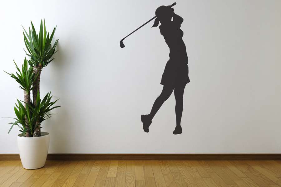 Αυτοκόλλητο τοίχου από βινύλιο που απεικονίζει μια γυναίκα να παίζει γκολφ. Είναι ανθεκτικό και κολλάει και ξεκολλάει εύκολα.Μπορείτε να μας ζητήσετε να εκτυπωθεί σε ότι διάσταση και χρώμα θέλετε. 