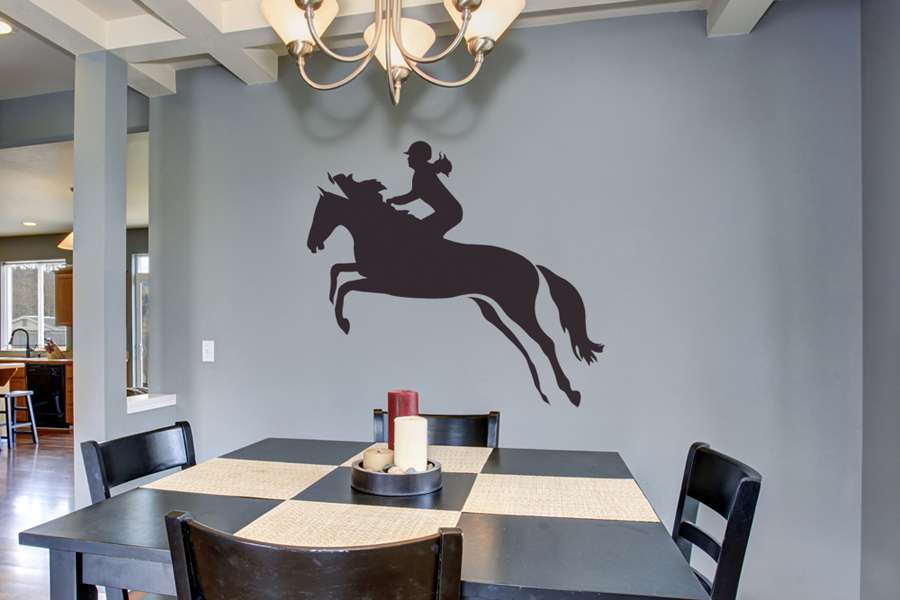 Αυτοκόλλητο τοίχου από βινύλιο που απεικονίζει μια αθλήτρια της ιππασίας και ένα άλογο σε άλμα. Είναι ανθεκτικό και κολλάει και ξεκολλάει εύκολα.Μπορείτε να μας ζητήσετε να εκτυπωθεί σε ότι διάσταση και χρώμα θέλετε. 