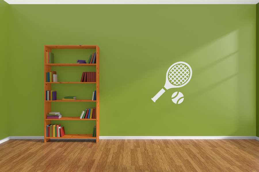 Αυτοκόλλητο τοίχου από βινύλιο που απεικονίζει μια ρακέτα και ένα μπαλάκι του τένις. Είναι ανθεκτικό και κολλάει και ξεκολλάει εύκολα.Μπορείτε να μας ζητήσετε να εκτυπωθεί σε ότι διάσταση και χρώμα θέλετε. 