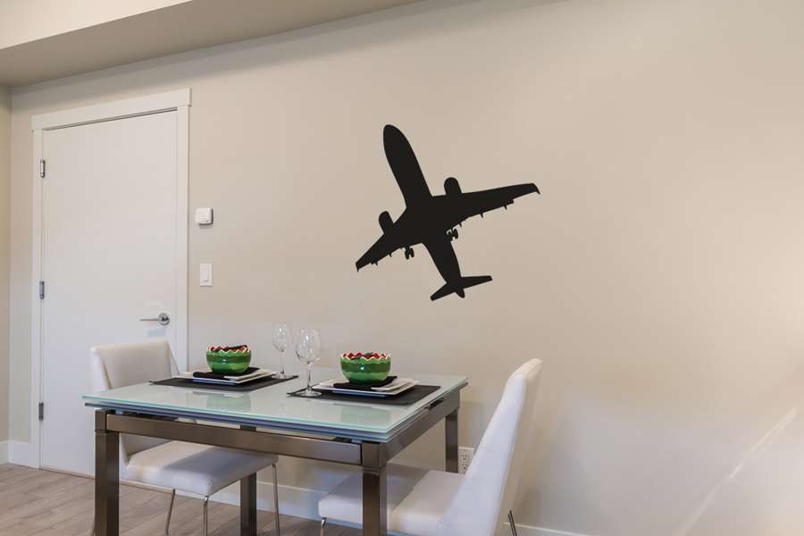 Αυτοκόλλητο τοίχου από βινύλιο που απεικονίζει τη σιλουέτα από ένα αεροπλάνο κατά την προσγείωση.Είναι ανθεκτικό και κολλάει και ξεκολλάει εύκολα.Μπορείτε να μας ζητήσετε να εκτυπωθεί σε ότι διάσταση και χρώμα θέλετε. 