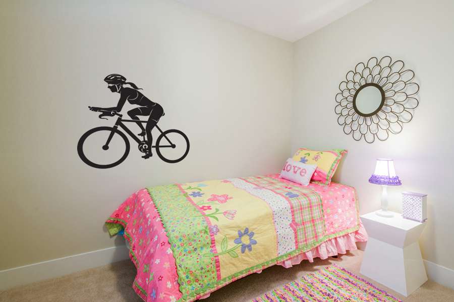 Αυτοκόλλητο τοίχου από βινύλιο που απεικονίζει μια κοπέλα πάνω σε ποδήλατο. Είναι ανθεκτικό και κολλάει και ξεκολλάει εύκολα.Μπορείτε να μας ζητήσετε να εκτυπωθεί σε ότι διάσταση και χρώμα θέλετε. 