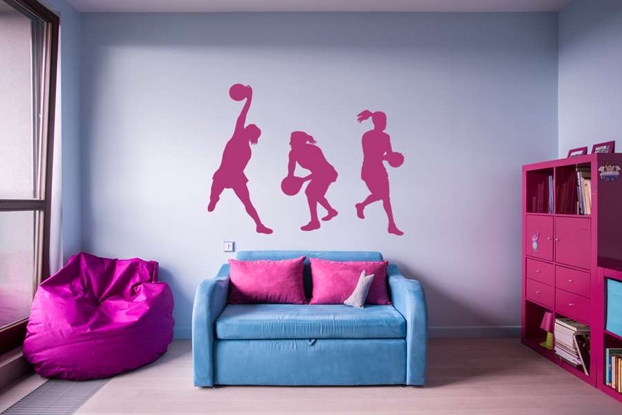 Αυτοκόλλητο τοίχου από βινύλιο που απεικονίζει τρεις παίκτριες του μπάσκετ σε κίνηση. Είναι ανθεκτικό και κολλάει και ξεκολλάει εύκολα.Μπορείτε να μας ζητήσετε να εκτυπωθεί σε ότι διάσταση και χρώμα θέλετε. 