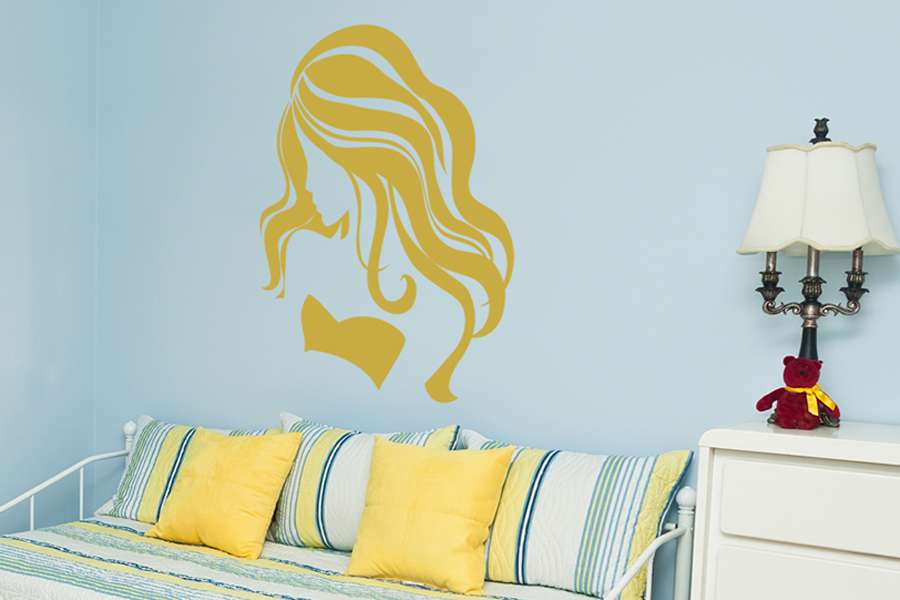 Αυτοκόλλητο τοίχου από βινύλιο που απεικονίζει μια κοπέλα με μακριά μαλλιά σε προφίλ. Είναι ανθεκτικό και κολλάει και ξεκολλάει εύκολα.Μπορείτε να μας ζητήσετε να εκτυπωθεί σε ότι διάσταση και χρώμα θέλετε. 