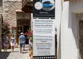 Banner σε ζωντανά χρώματα για εξωτερική χρήση, τυπωμένο σε μουσαμά, με ευδιάκριτα γραφικά και περιμετρικές κρίκους.