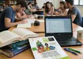 Φυλλάδιο προώθησης υπηρεσιών με φωτεινά κόκκινα και πορτοκαλί χρώματα, καθαρή διάταξη και δυναμικές γραμματοσειρές.