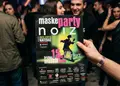 Flyer για προώθηση με έντονα χρώματα και ευανάγνωστο κείμενο, ιδανικό για εκπτώσεις και εκδηλώσεις.