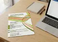 Flyer για προώθηση επιχείρησης με ζωντανά κόκκινα και κίτρινα χρώματα, περιέχει στρατηγικά τοποθετημένες πληροφορίες.