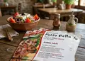 Flyer προώθησης με ζωντανά χρώματα και καθαρές γραμματοσειρές, ιδανικό για εκπτώσεις και διαφημιστικές καμπάνιες.