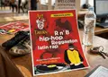 Flyer με ζωντανά χρώματα και οργανωμένη διάταξη, προβάλει καλοκαιρινές προσφορές, ιστορικό παραθαλάσσιου προορισμού.