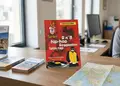 Flyer με ζωντανά χρώματα και οργανωμένη διάταξη, προβάλει καλοκαιρινές προσφορές, ιστορικό παραθαλάσσιου προορισμού.