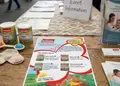 Flyer για προώθηση υπηρεσιών με έντονα χρώματα και οργανωμένη διάταξη, περιλαμβάνει ελκυστικά γραφικά.