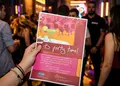 Flyer προώθησης με φωτεινές αποχρώσεις, επαγγελματική διάταξη και εικόνες, ιδανικό για εκπτώσεις και υπηρεσίες.
