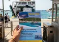 Flyer με έντονα χρώματα για προώθηση υπηρεσιών, σχεδιασμένος για ευανάγνωστο κείμενο και ελκυστικά γραφικά.