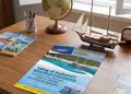 Flyer με έντονα χρώματα για προώθηση υπηρεσιών, σχεδιασμένος για ευανάγνωστο κείμενο και ελκυστικά γραφικά.