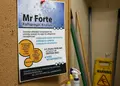 Flyer εκτύπωσης με φωτεινά πορτοκαλί και μπλε χρώματα, ελκυστική διάταξη και προσαρμοσμένο μήνυμα.