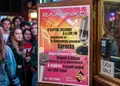 Flyer εκτυπώσεων με ζωντανά χρώματα και στρατηγικά σχεδιασμένα γραφικά για προώθηση υπηρεσιών.