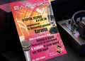 Flyer εκτυπώσεων με ζωντανά χρώματα και στρατηγικά σχεδιασμένα γραφικά για προώθηση υπηρεσιών.