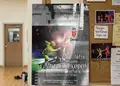Flyer επιχείρησης με έντονα χρώματα και κομψό layout, ιδανικό για προσφορές και εκδηλώσεις.