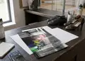 Flyer επιχείρησης με έντονα χρώματα και κομψό layout, ιδανικό για προσφορές και εκδηλώσεις.