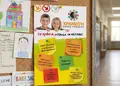 Flyer με ζωντανά χρώματα και καθαρή διάταξη, ιδανικός για προώθηση υπηρεσιών και εκδηλώσεων.