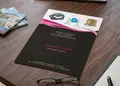 Flyer προώθησης με έντονα χρώματα, καθαρή διάταξη και στρατηγικά επιλεγμένες γραμματοσειρές, ιδανικό για διαφημίσεις.