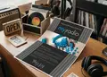 Flyer για προώθηση προϊόντων με έντονα χρώματα, οργανωμένη διάταξη και ευανάγνωστες γραμματοσειρές.