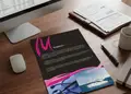 Προωθητικό flyer νέων προϊόντων με έντονα κόκκινα και κίτρινα χρώματα, μοντέρνα διάταξη και στρατηγικά τοποθετημένες εικόνες.