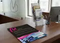 Προωθητικό flyer νέων προϊόντων με έντονα κόκκινα και κίτρινα χρώματα, μοντέρνα διάταξη και στρατηγικά τοποθετημένες εικόνες.
