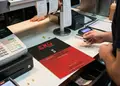 Flyer με ζωντανά χρώματα και μοντέρνα διάταξη για προώθηση προσφορών, περιέχει εικόνες και ευανάγνωστο κείμενο.