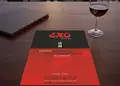 Flyer με ζωντανά χρώματα και μοντέρνα διάταξη για προώθηση προσφορών, περιέχει εικόνες και ευανάγνωστο κείμενο.