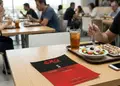 Flyer με ζωντανά χρώματα και μοντέρνα διάταξη για προώθηση προσφορών, περιέχει εικόνες και ευανάγνωστο κείμενο.