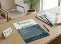 Flyer εκτύπωσης με ζωντανά χρώματα και στρατηγικό layout, ιδανικό για προώθηση προσφορών και υπηρεσιών.