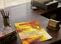 Flyer για επιχείρηση με ζωντανά κόκκινα και κίτρινα χρώματα, ευανάγνωστο σχέδιο και πληροφορίες για προσφορές.