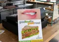 Δημιουργικό flyer για προώθηση προσφορών, με ζωντανές αποχρώσεις και μοντέρνες γραμματοσειρές.