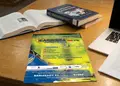 Flyer με ζωντανά χρώματα και καθαρό σχέδιο για προώθηση εκδηλώσεων, με ευανάγνωστες γραμματοσειρές.