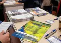Flyer με ζωντανά χρώματα και καθαρό σχέδιο για προώθηση εκδηλώσεων, με ευανάγνωστες γραμματοσειρές.