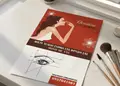 Flyer εκτύπωσης με ζωντανά χρώματα και μοντέρνα διάταξη, ιδανικό για προώθηση προσφορών και εκδηλώσεων.