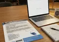Flyer εκτύπωσης με φωτεινά μπλε και πορτοκαλί χρώματα, οργανωμένο layout και σύγχρονες γραμματοσειρές για διαφημίσεις.