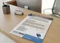 Flyer εκτύπωσης με φωτεινά μπλε και πορτοκαλί χρώματα, οργανωμένο layout και σύγχρονες γραμματοσειρές για διαφημίσεις.