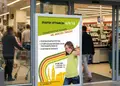 Flyer εκτύπωσης με έντονα χρώματα και μοντέρνα διάταξη, ιδανικό για προώθηση εκπτώσεων και προϊόντων.