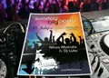 Flyer για επιχειρηματική προώθηση με ζωντανά χρώματα και εντυπωσιακά γραφικά, ιδανικό για εκπτώσεις και καμπάνιες.