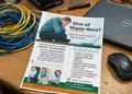 Flyer εκτύπωσης με ζωντανά χρώματα και καθαρή γραμματοσειρά, ιδανικό για προώθηση εκπτώσεων και προσφορών.