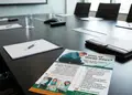 Flyer εκτύπωσης με ζωντανά χρώματα και καθαρή γραμματοσειρά, ιδανικό για προώθηση εκπτώσεων και προσφορών.