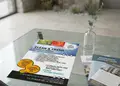 Flyer προώθησης με μπλε και κίτρινες αποχρώσεις, καλαίσθητο layout και ευανάγνωστο κείμενο για προσφορές.