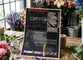 Προωθητικό flyer με ζωντανά χρώματα και ευδιάκριτη διάταξη, ιδανικό για διαφημίσεις και εκδηλώσεις.