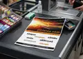 Flyer εκτύπωσης με ζωντανά χρώματα και καθαρή διάταξη, ιδανικό για προσφορές και εκδηλώσεις.